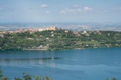 Veduta panoramica di Castel Gandolfo e del lago Albano, Lazio. Il Comune si estende a cavallo fra la zona collinare dei Colli Albani e quella pianeggiante dell'Agro Romano.



