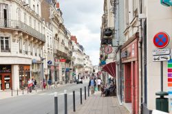 Veduta panoramica di Rue Saint Aubin ad Angers, Francia. Qui si affacciano attività commerciali e boutique rinomate - © 210319642 / Shutterstock.com