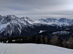 Veduta su una pista da sci illuminata dal sole allo Ski Resort Folgarida, Trentino Alto Adige. Nata nel 1965 come località sciistica, Folgarida sorge a 9 chilometri dal Comune di Madonna ...