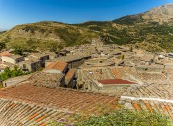 Veduta sui tetti del centro storico di Petralia Sottana, Sicilia. Sullo sfondo le cime dei monti delle Madonie.

