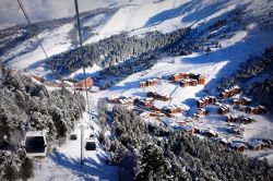 Il villaggio di montagna Meribel-Mottaret visto dalla cabina dello skilift, Les Trois Vallées (Francia).

