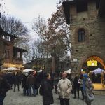 Visitatori nel borgo medievale di Grazzano Visconti durante il Mercatino di Natale - ©  Natale a Grazzano Visconti