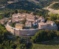 Vista aerea del borgo murato di Montefabbri nelle Marche