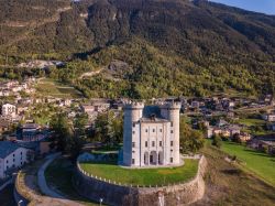 Vista aerea del Castello di Aymavilles, e le case del villaggio vicino ad Aosta, Italia