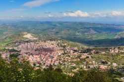 Vista aerea della cittadina di Cammarata in Sicilia.