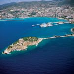 Baia di Kusadasi e Mar Egeo dall'alto, Turchia - Guvercinada, importante base militare, nel 1834 venne sottoposta ad un'opera di ricostruzione da parte dei veneziani e degli ottomani ...
