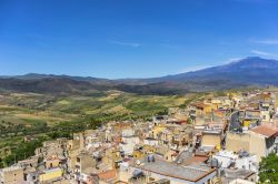 Vista del borgo di Regalbuto e del monte Etna in Sicilia