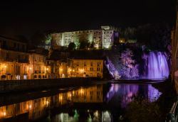 Vista del Castello Boncompagni-Viscogliosi di Isola del Liri e della cascata in notturna.