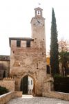Vista frontale della torre scudata a difesa del borgo di Cordovado, Friuli Venezia Giulia. Questo paesino in provincia di Pordenone fa parte dei borghi più belli d'Italia. 
