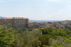 Vista laterale del borgo medievale di Alviano in Umbria