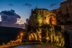 Vista notturna del borgo di Rometta in Sicilia, siamo in provincia di Messina