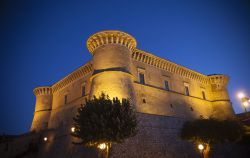 Vista notturna del Castello Doria Pamphili di Alviano in Umbria