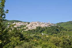 Vista panoramica del borgo di Alberona nel Subappennino Dauno, in Puglia