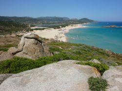 Vista panoramica della bella spiaggia di Su Giudeu a Domus de Maria in Sardegna