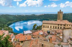 Vista panoramica di Nemi e il suo lago sui Monti Albani, Castelli Romani (Lazio)