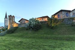 Vista panoramica di Ricetto di Candelo all'imbrunire, Biella, Piemonte. Questa località nel cuore del Piemonte è circondata da vette imponenti e una ricca vegetazione.
  ...