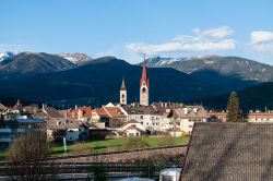 Vista panoramica di San Lorenzo di Sebato, comune in Alto Adige, sulle Alpi del Sudtirolo.