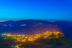 Vista serale del borgo di Calascibetta vicino a Enna in Sicilia
