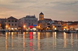 Vodice, Croazia: la cittadina vista dal mare Adriatico con le luci del crepuscolo.
