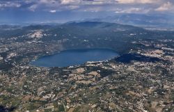 Vista aerea del Lago Albano: volo sui Castelli Romani intorno a Castel Gandolfo