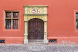 Il particolare di una porta in stile gotico sulla cosiddetta Whale House a Friburgo in Brisgovia (Germania) - foto © meinzahn / Shutterstock.com