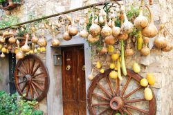 Zucche e vecchi oggetti agricoli davanti a una casa nel borgo di Castelnuovo Berardenga, Siena - © Fabio Caironi / Shutterstock.com