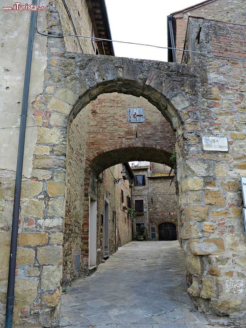 Immagine Porta a Chianni, uno scorcio del borgo di Gambassi Terme in Toscana - © Mongolo1984 - CC BY-SA 4.0, Wikipedia