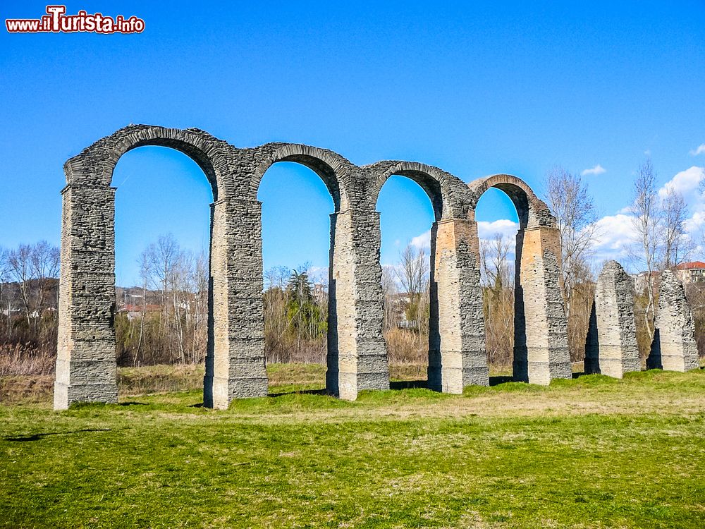 Immagine Resti dell'antico acquedotto romano di Acqui Terme, Piemonte. Si tratta dell'antico acquedotto costituito da 15 pilastri e 4 archi. In origine era lungo 13 km e attingeva acqua dal torrente Erro.