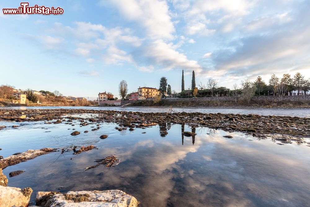 Immagine Riflessi della città di Pescantina sulle acque del fiume Adige, provincia di Verona, Veneto.