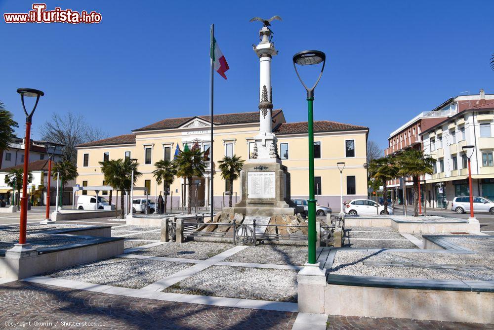 Immagine Stele commemorativa di fronte al Palazzo Comunale di Abano Terme, provincia di Padova (Veneto)  - © Okunin / Shutterstock.com