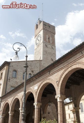 Immagine Torre e portico nel centro di Matelica, val d'Esino (Marche)- © Claudio Giovanni Colombo / shutterstock.com