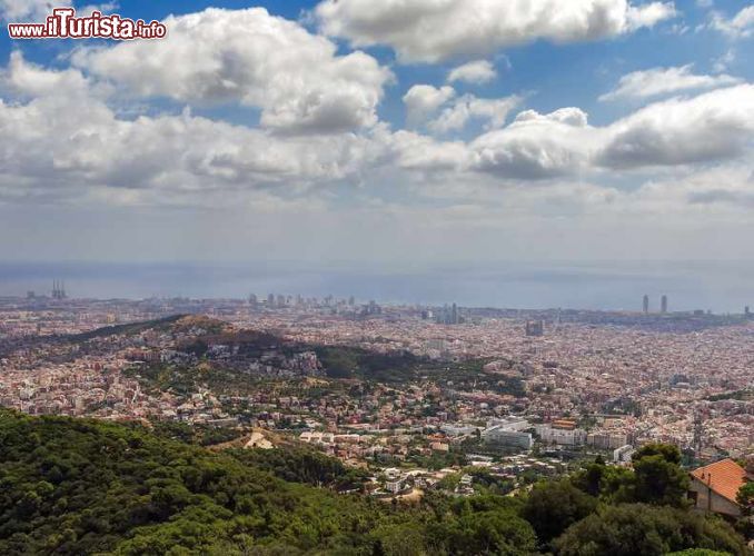 Immagine Turò de Rovira, uno dei migliori punti panoramici di Barcellona, Spagna. Da questo luogo,  nel Parco del Guinardo' la vista sulla città catalana è una delle più belle in assoluto - © Vladyslav Danilin / Shutterstock.com