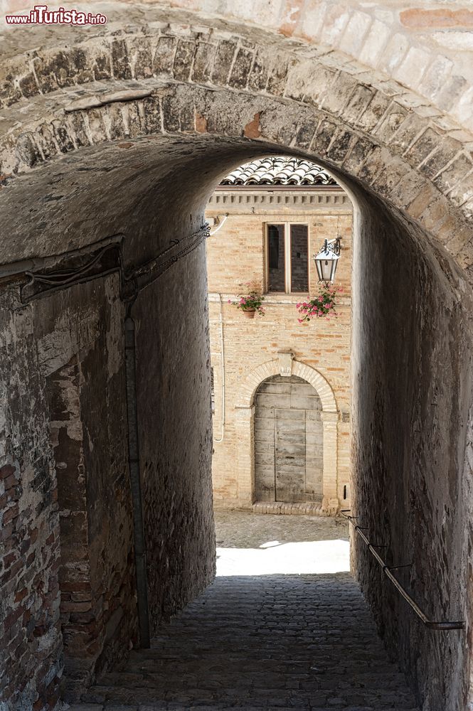 Immagine Un vicoletto nel cuore del centro storico di Sarnano, provincia di Macerata.