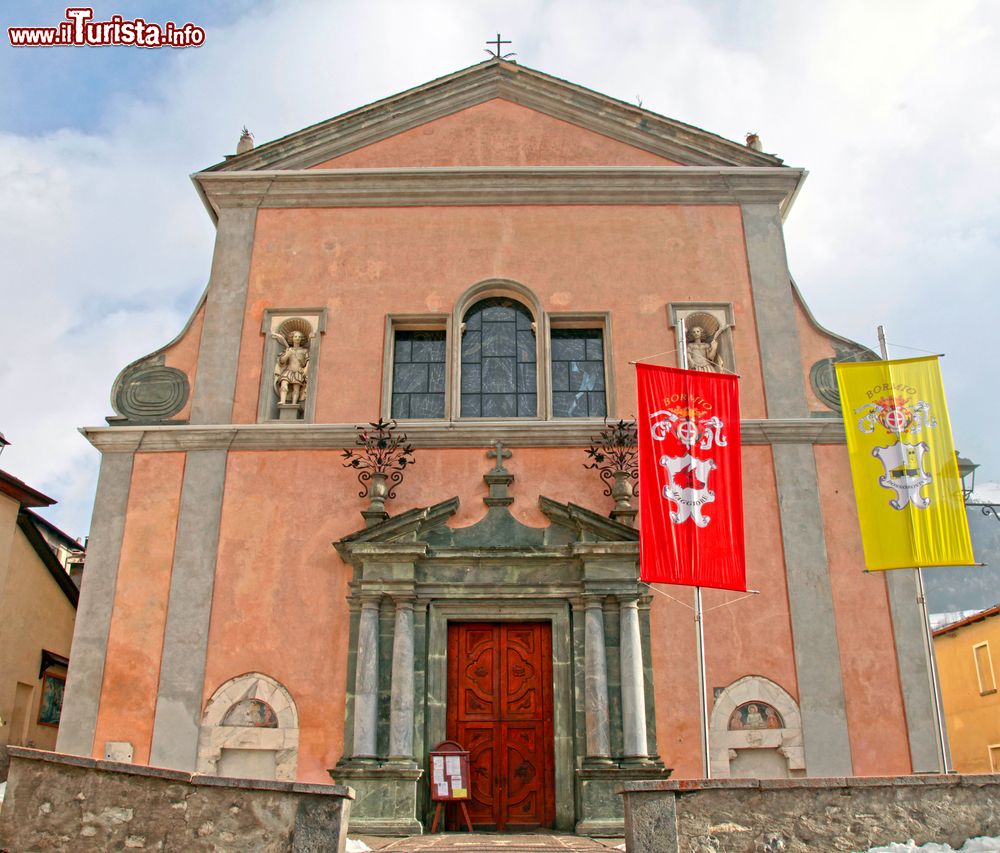 Immagine Una chiesa in una piazza medievale di Bormio nelle Alpi, Lombardia