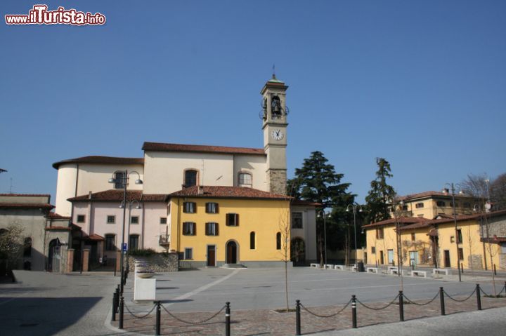 Immagine Valbrembo, la porta della Valbrembana: una fotografia del centro città con la piazza più importante della località - © wikipedia