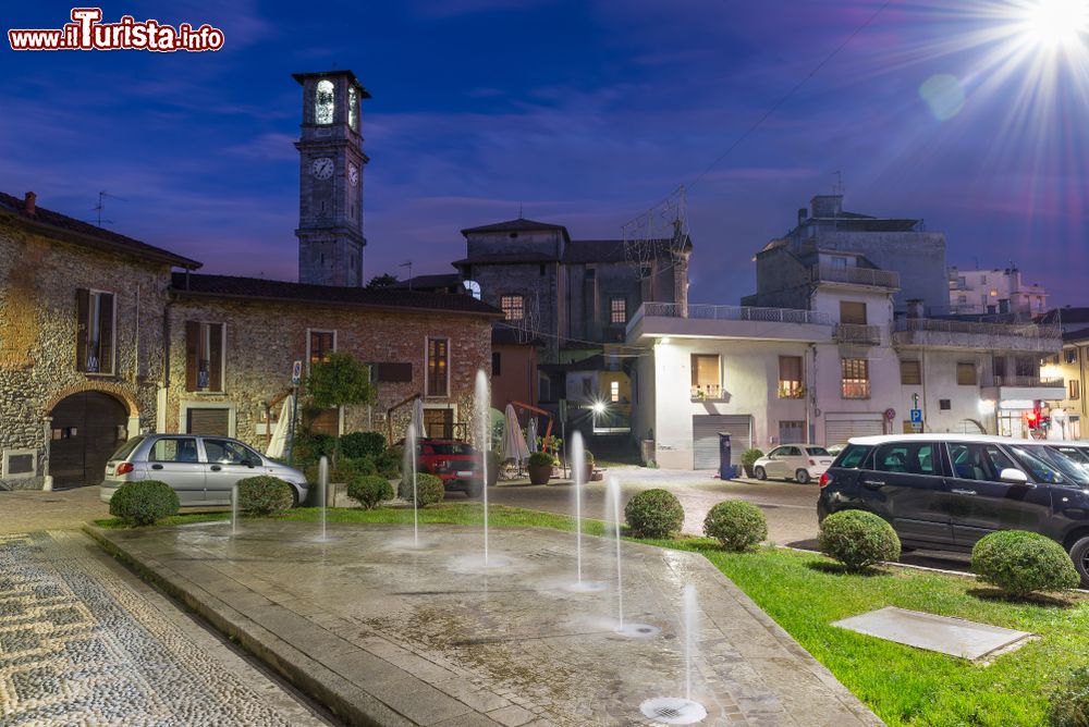 Immagine Veduta del centro storico di Somma Lombardo, provincia di Varese, by night. Piazza Scipione con la torre della chiesa di Sant'Agnese.