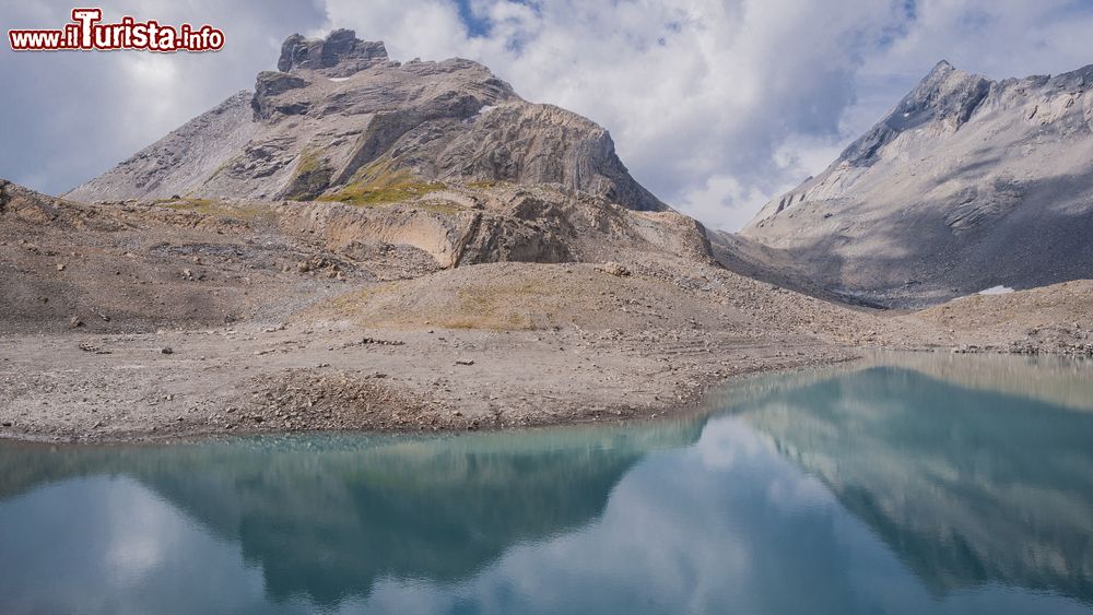Immagine Veduta del colle della Forclaz e del lago della Forclaz dal Tour of the Muverans trail a Ovronnaz, Svizzera.