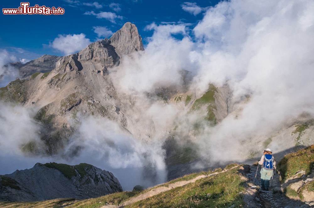 Immagine Veduta del Petit Muveran fra le nuvole sopra il villaggio di Ovronnaz, Svizzera. Questo monte delle Alpi bernesi s'innalza sino a 2810 metri di altezza al confine tra Vaud e Vallese.
