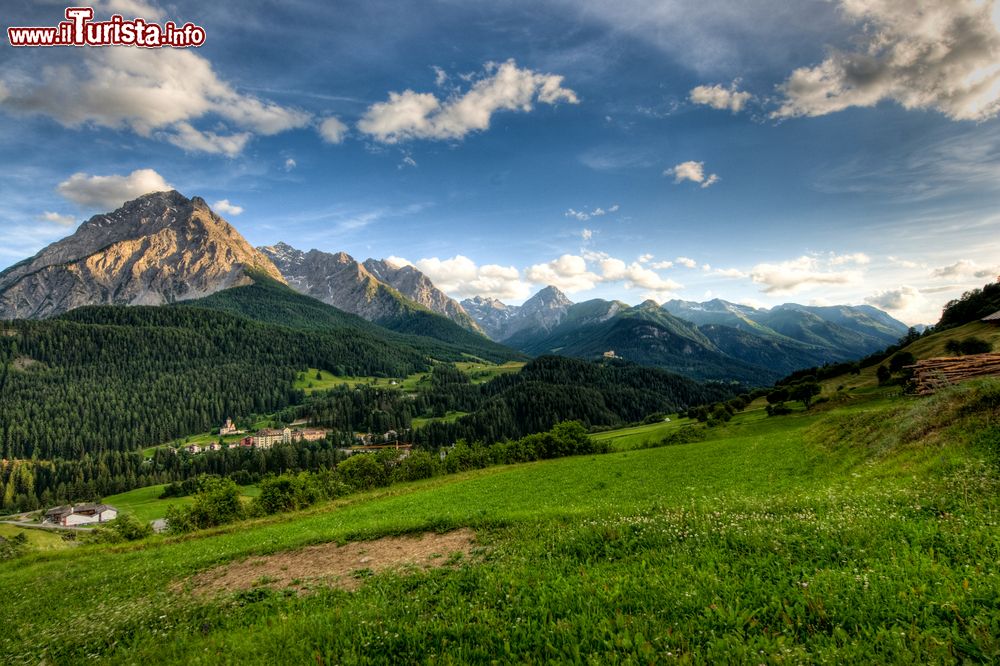 Immagine Veduta panoramica del borgo di Scuol nel tardo pomeriggio a Scuol, Svizzera.