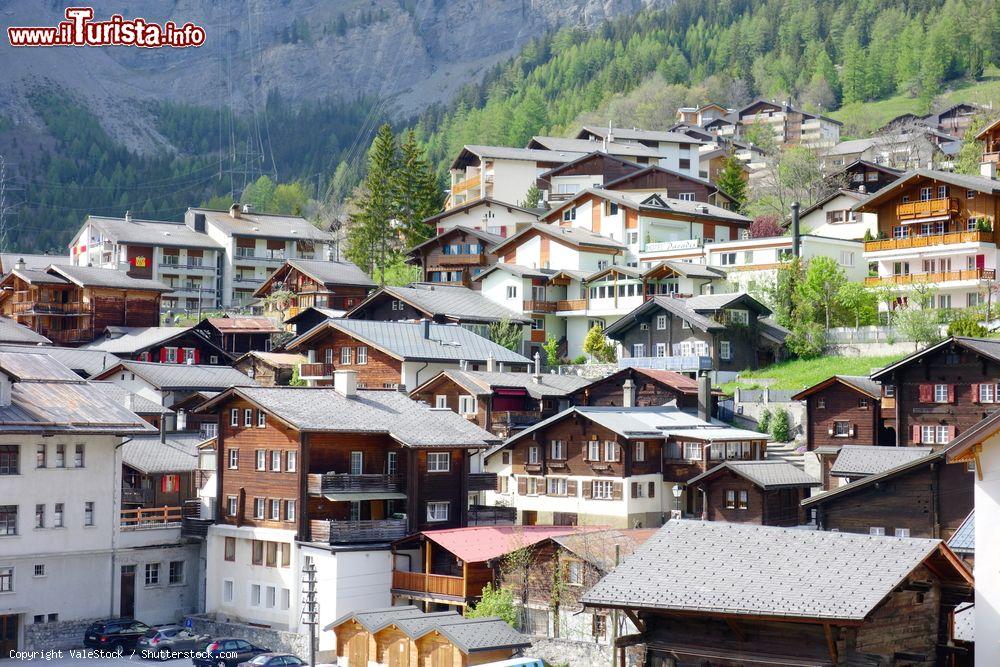 Immagine Veduta sui tetti del villaggio di Leukerbad, Svizzera. Il paese è situato in fondo alla Valle della Dala - © ValeStock / Shutterstock.com