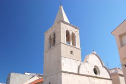 Chiesa nel centro di Pag: un tipico campanile delle loccalità della costa della Dalmazia, in Croazia - © darios / Shutterstock.com