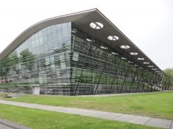 La moderna biblioteca di Delft, opera dei mecanoo: visuale del fronte della struttura