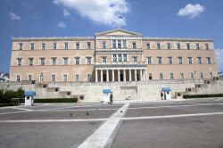 Il Parlamento Ellenico (Parlamento Greco) si trova ad atene, in Piazza Syntagma. Sottostante si trova il monumento dedicato al Milite Ignoto - © Portokalis / Shutterstock.com