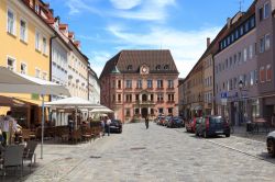 L'area pedonale della vecchia città di Kaufbeuren, Germania, con negozi e attività commerciali - © JohannesS / Shutterstock.com