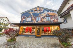 Una casa affrescata nel centro storico di Oberammergau, Germania:  le immagini dipinte si rifanno alla tradizione bavarese, alla religione, alle favole o a figure trompe-l'oeil - © ...