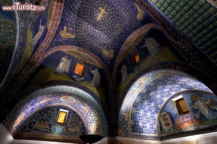 Immagine Il ricco Interno, rivestito da mosaici, del Mausoleo di Galla Placidia a Ravenna - © vvoe / Shutterstock.com