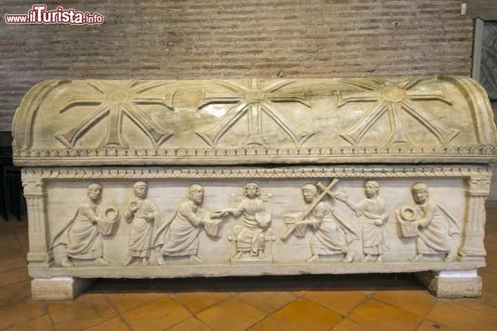 Immagine Sarcofago all'interno della Basilica di Sant'Apollinare in Classe a Ravenna - © Claudio Giovanni Colombo / Shutterstock.com