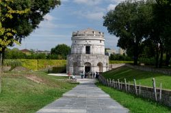 La tomba di Teodorico, il re dei Goti sepolto a Ravenna - © FIORENTINI MASSIMO / Shutterstock.com