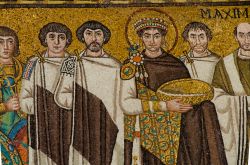 Il famoso mosaico della Basilica di San Vitale che raffigura l'Imperatore Giustiniano - © Michal Szymanski / Shutterstock.com 