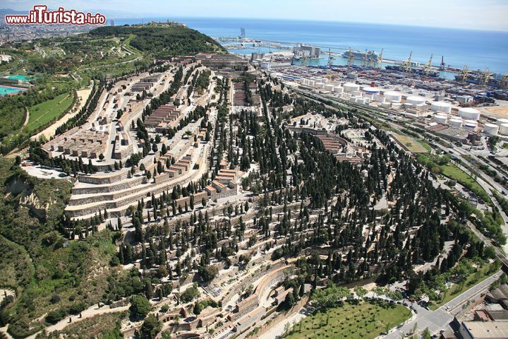 Immagine Vista aerea del Cimitero monumentale del Montujc a Barcellona: sullo sfondo la zona del porto della capitale della Catalogna